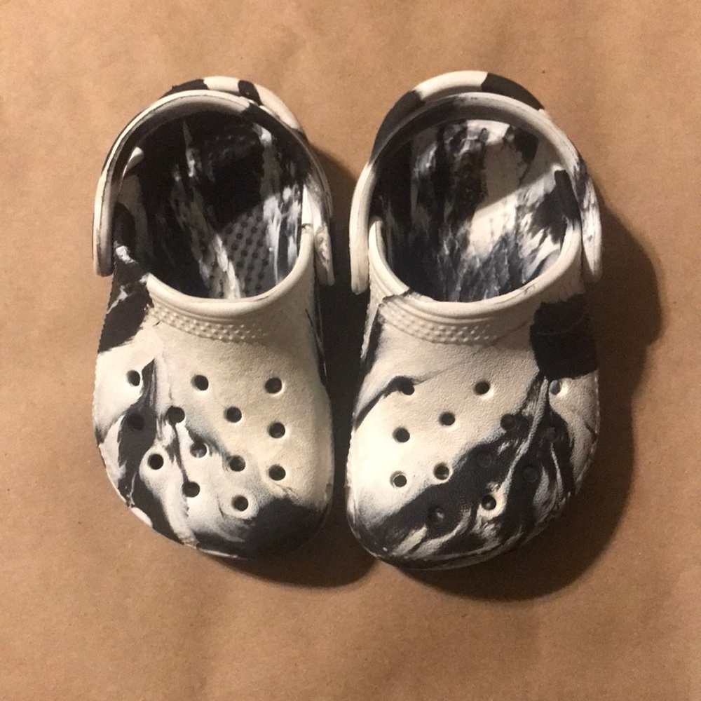 Marble black and white Crocs  Toddlers/Boys 5  good condition